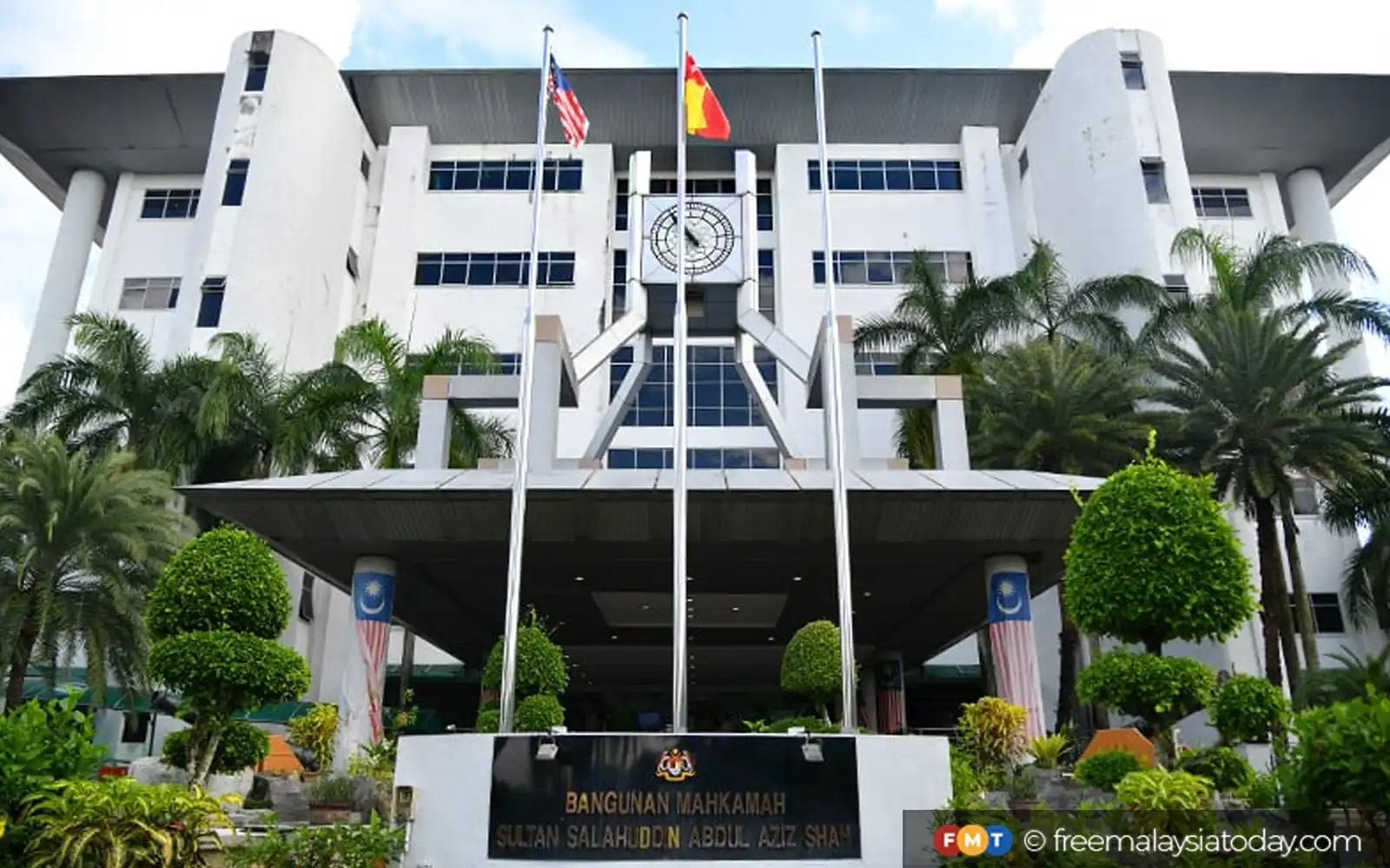 Mahkamah Tinggi tolak saman RM1 juta remaja cedera selepas kerusi ditarik