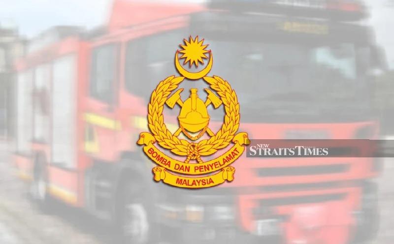 Woman killed, five injured in van-lorry crash on PLUS