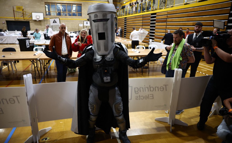 UK vote count under way in Farage, Binface showdown