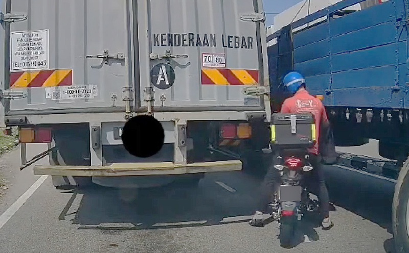 #NSTviral: Motorcyclist draws criticism after riding between trailers