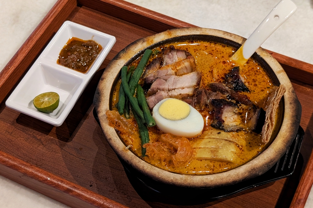 Asia Curry Noodle Cafe, Ara Damansara: Come for the curry ‘mee’, stay for the coconut shell-roasted pork