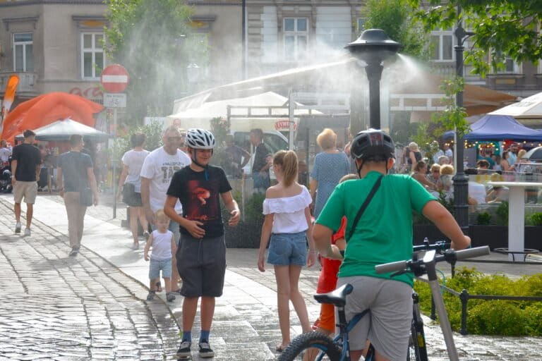 Rooftop rainwater sprinkler systems could help cool warming cities, study says