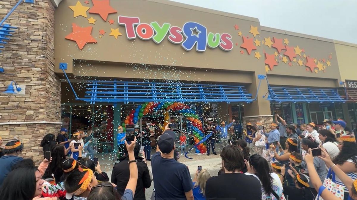 Toys ‘R’ Us Returns with Hundreds of Stores Hoping Adults, Too, Will Be Toys ‘R’ Us Kids