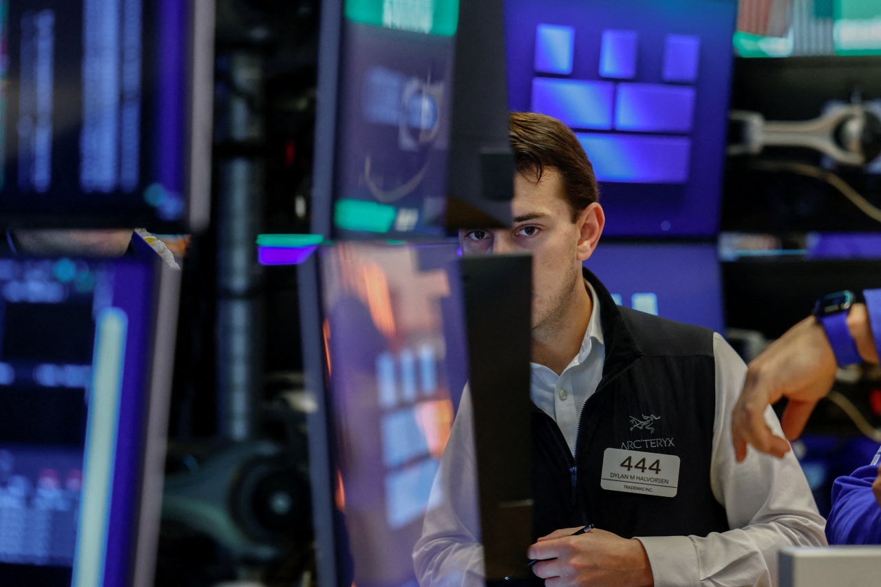 Stocks Fall as Treasury Yields Rise