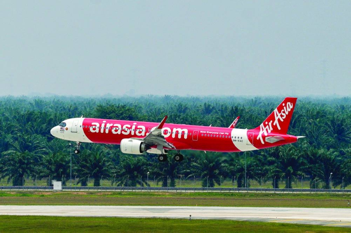 AirAsia's Fernandes says carrier can withstand jet fuel cost spike