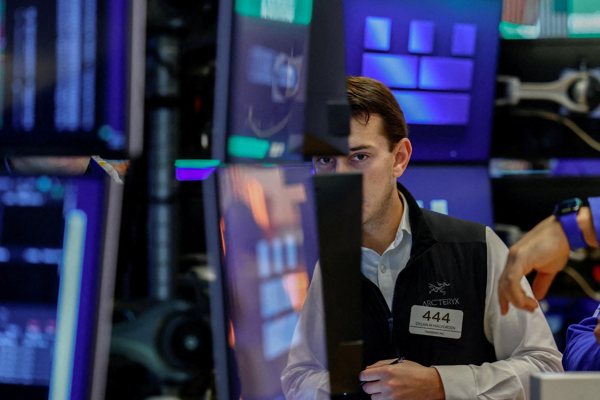 Wall St mixed as benchmark Treasury yields reach 5%, oil takes a pause