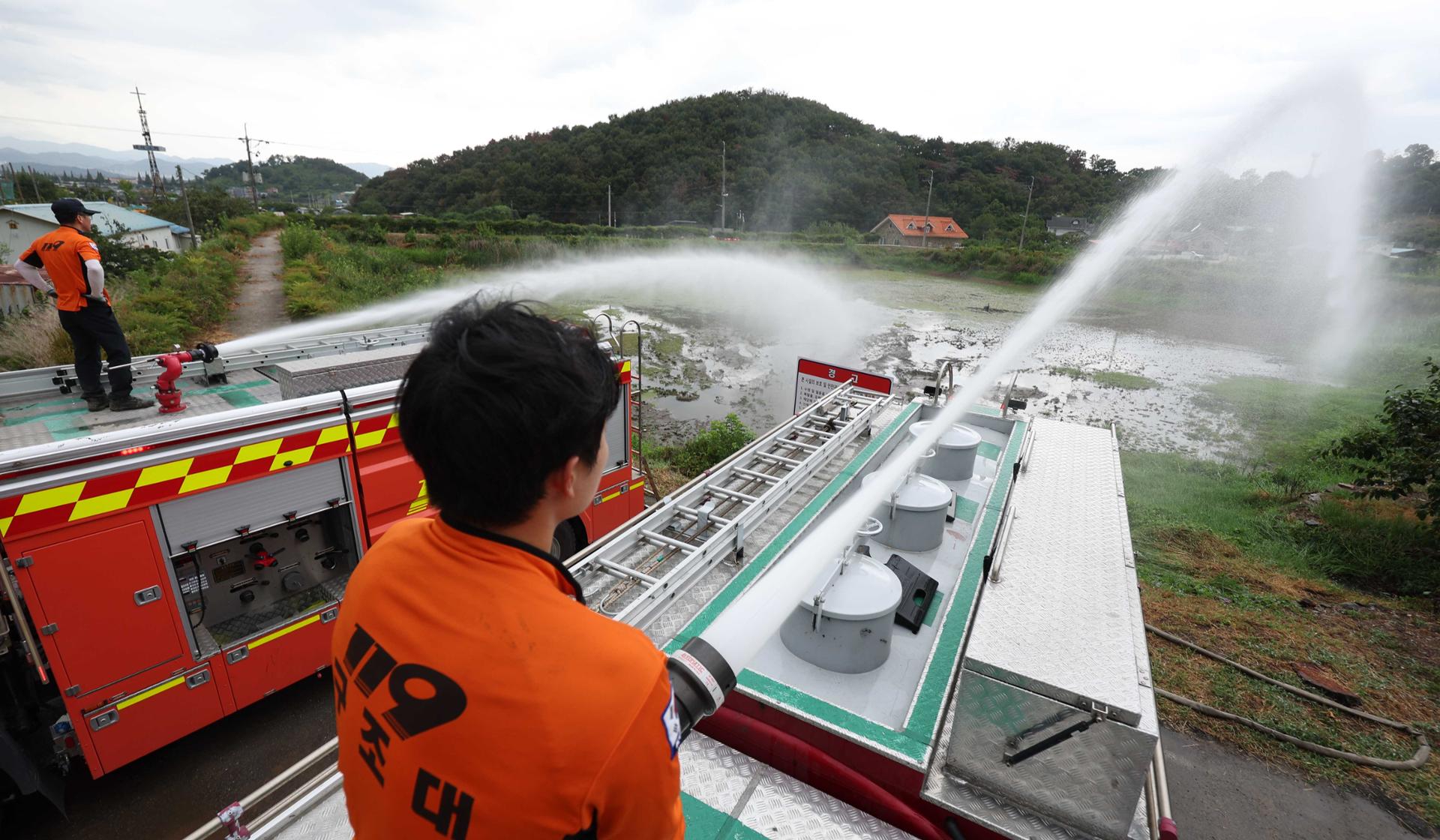 Over 150 firefighting water tankers mobilized to supply water to drought-hit southeast