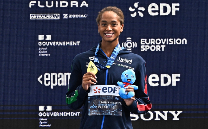 Italian teen Curtis sets another backstroke world record for European gold