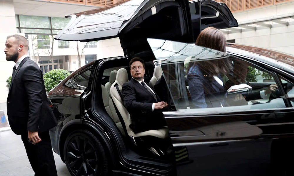 Musk discloses 48.4% stake in SpaceX in regulatory filing