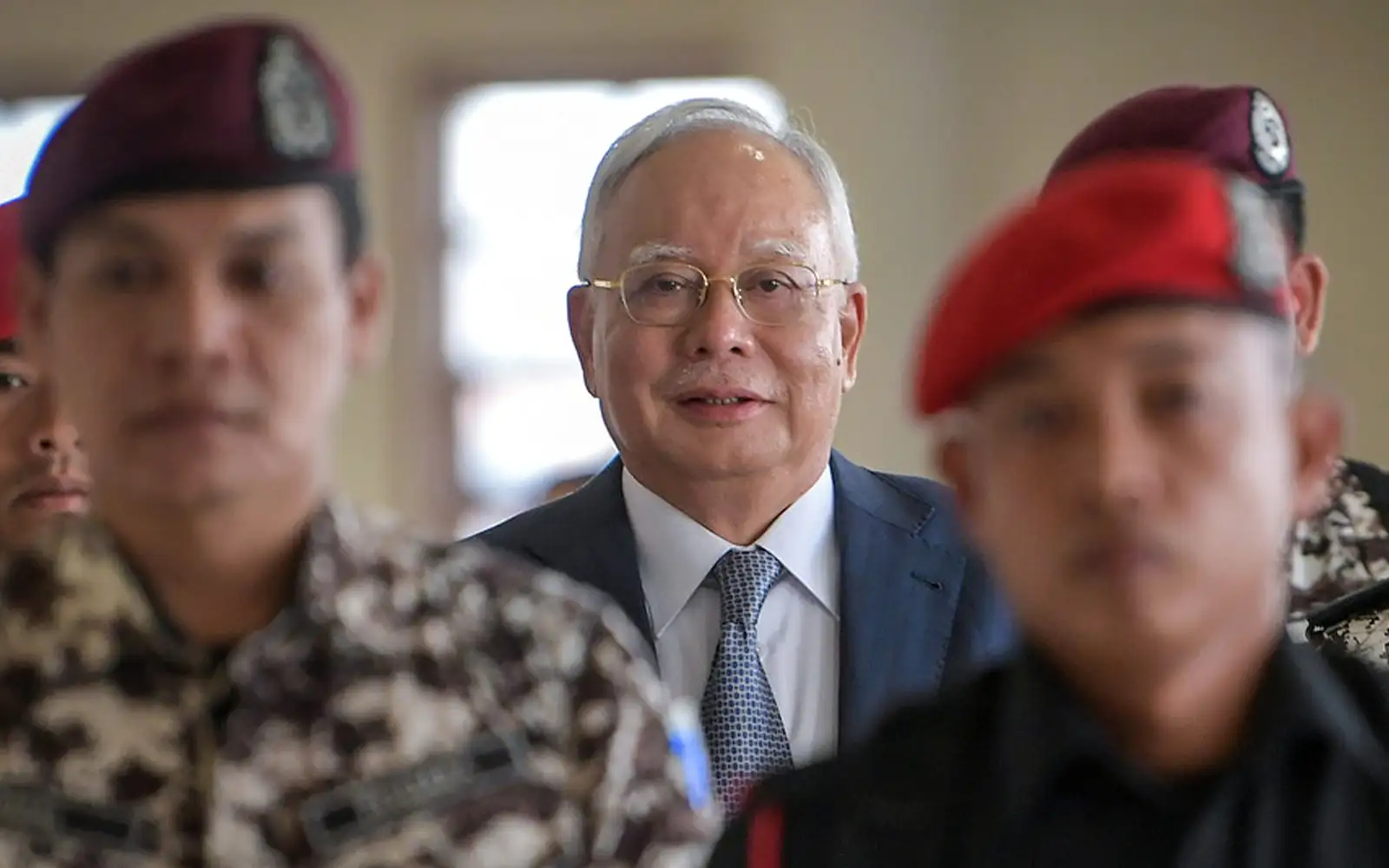 Najib di rumah, Umno di luar