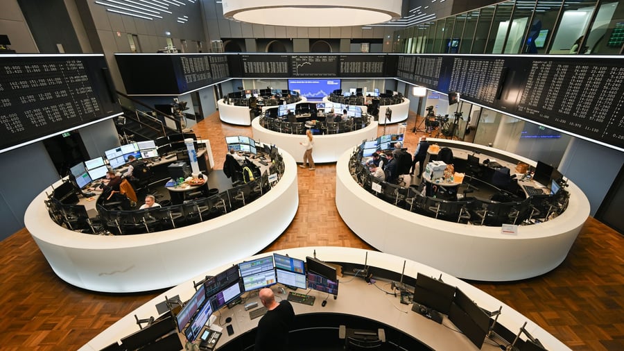Economy: Dax companies do record business - and cut jobs