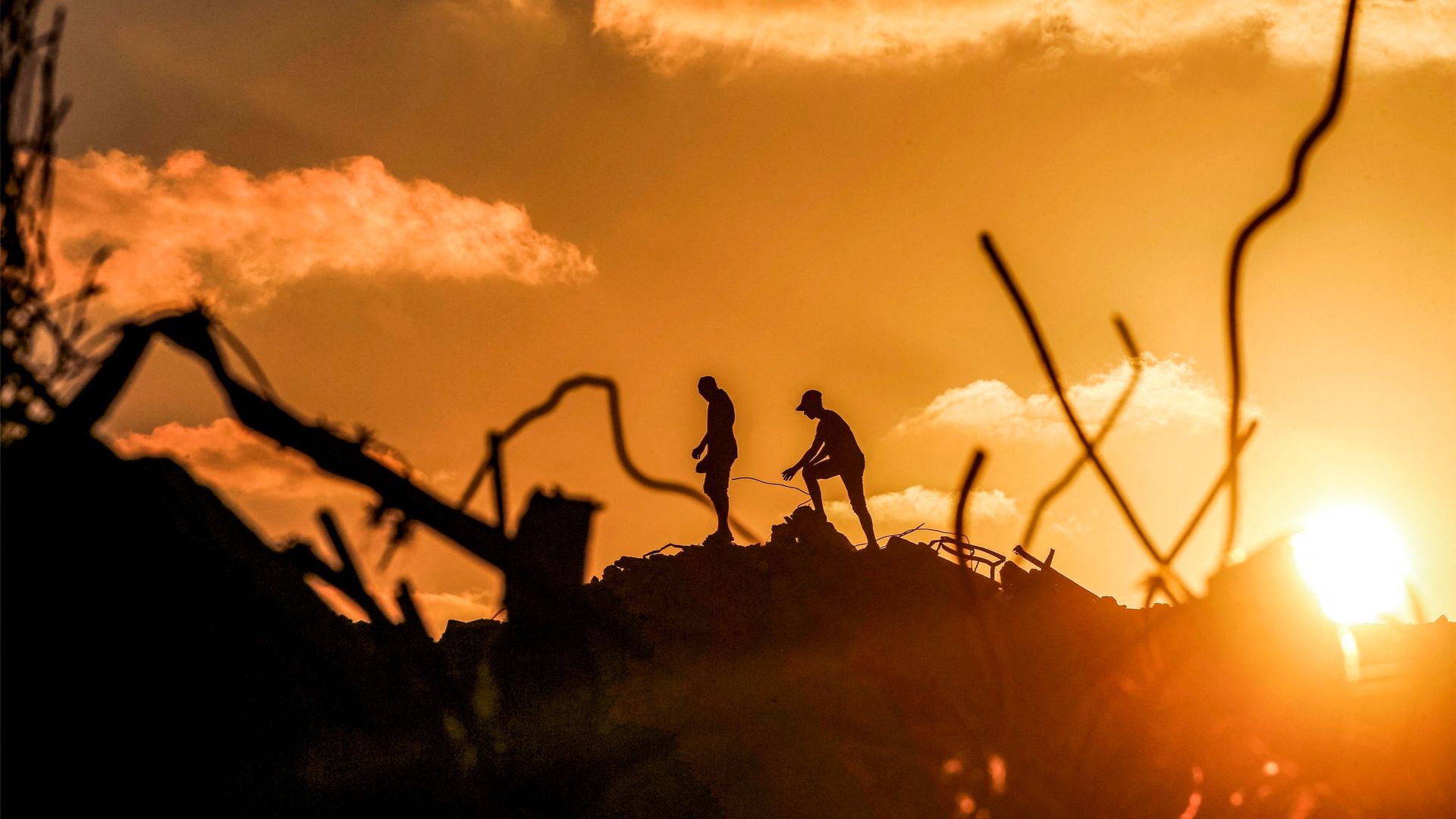 I feel like I’ve been gut-punched. These emotional news photos prove the power of lines in storytelling