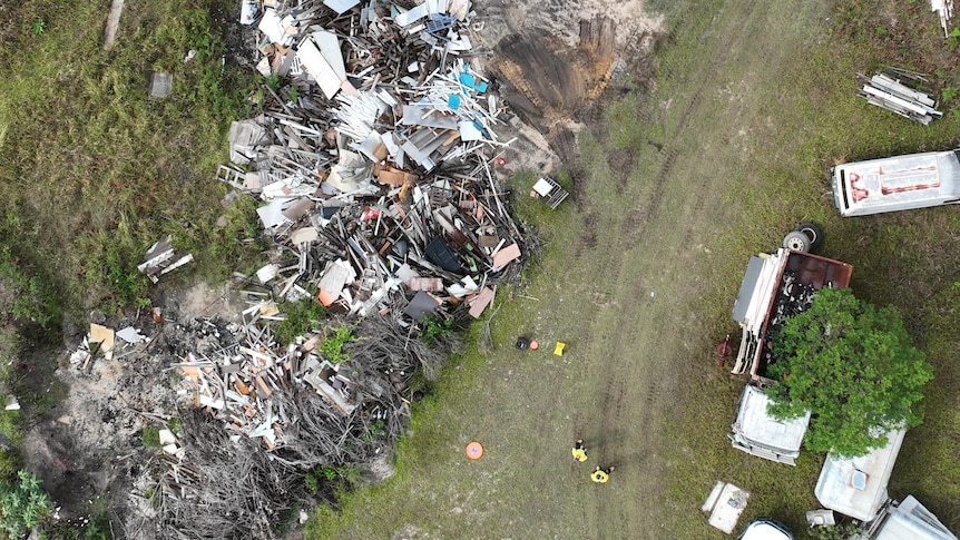 Asbestos in 320 tonnes of rubbish allegedly dumped near waterway