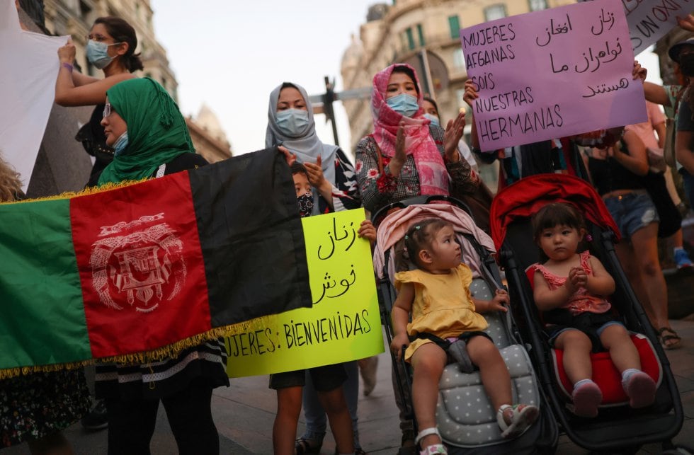 The "obstacle course" of Afghan women requesting transfer to Spain: years of waiting, "impossible" documents and judicial recourse