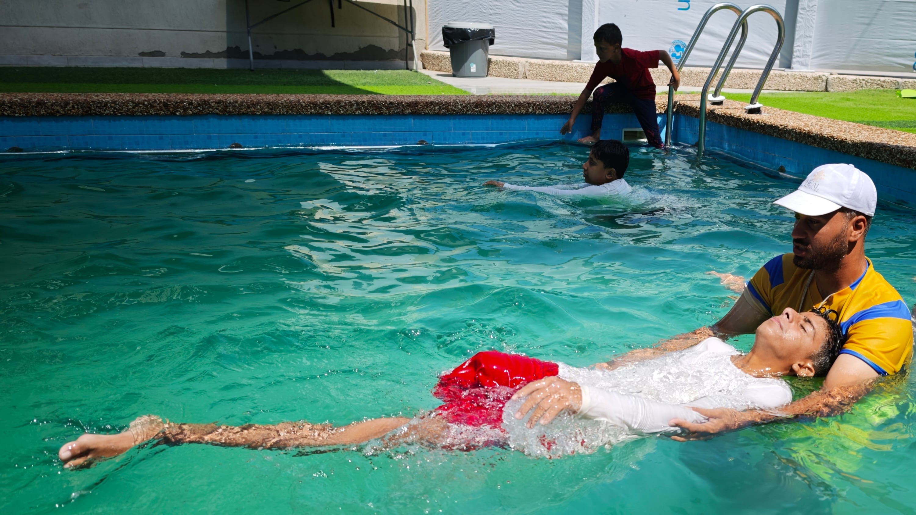Ahmed and Saleh, amputated children of Gaza, learn to swim: “Water is the only place they are free”