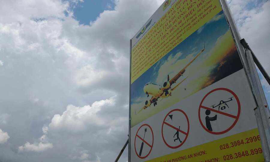 Flashing-light kites disrupt 21 flights at Vietnam's busiest airport Tan Son Nhat