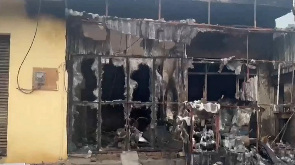 Greater Noida West Shop Fire Turns Fatal: 1 Dies After Smoke Inhalation, Another Injured As Blaze Erupts While 2 Were Sleeping | Video