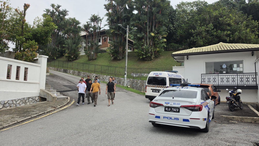 Prison Dept vehicles enter Najib’s home as preparations for house arrest appear to begin