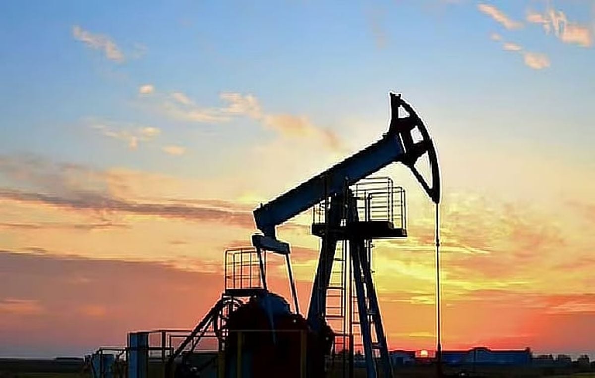 Oil prices edge higher on geopolitical developments