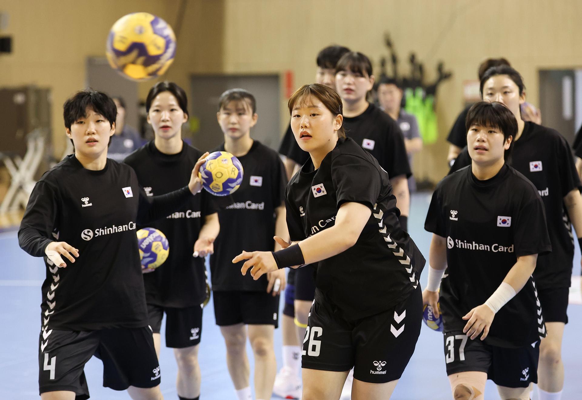 S. Korea beats Hong Kong to begin women's handball competition