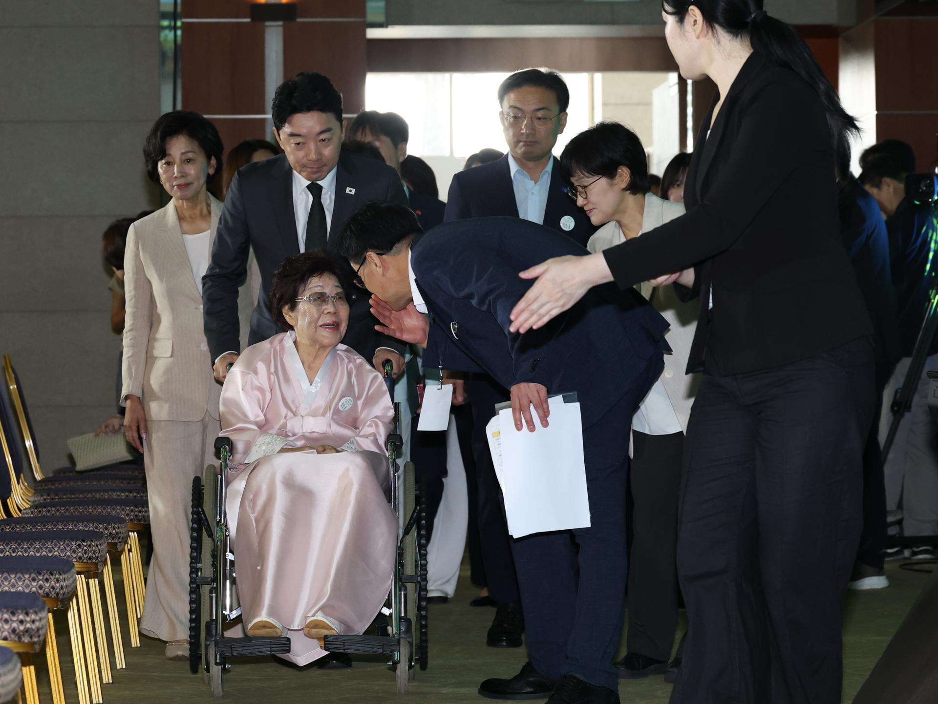Lee vows to restore honor of women sexually enslaved by imperial Japan