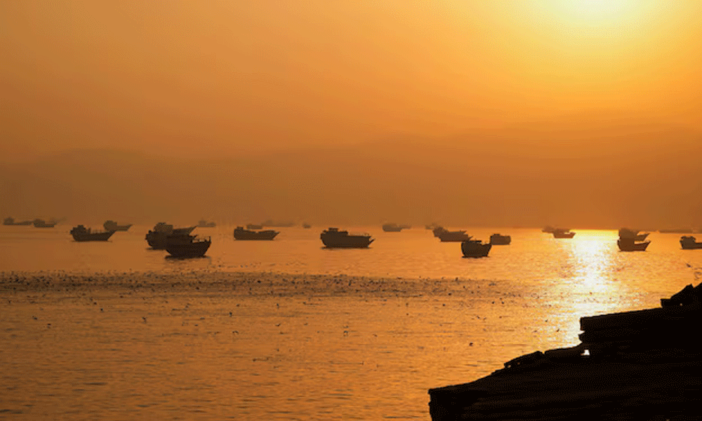 Hormuz shipping traffic capped amid competing claims from US and Iran