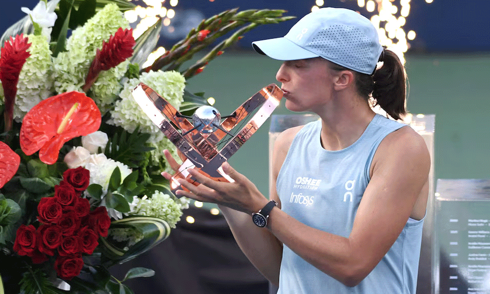 Iga Swiatek beats Elena Rybakina in Toronto for first title of '26