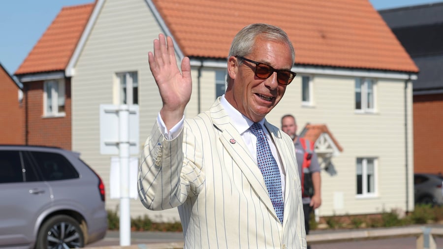 Reform UK: Nigel Farage gewinnt Nachwahl gegen Komiker im Mülltonnenkostüm