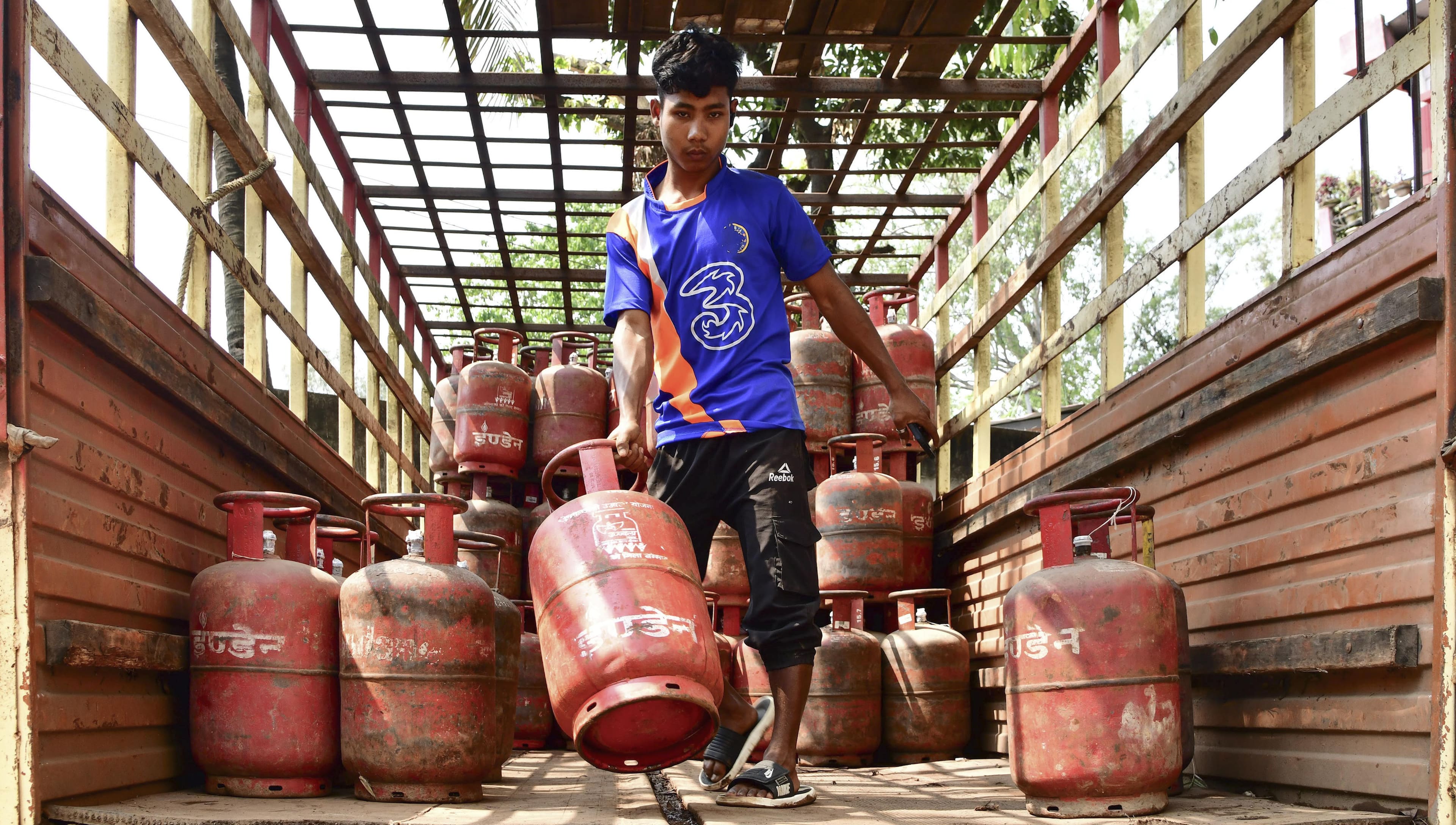 Govt mandates Aadhaar biometric authentication for LPG subsidy from Oct 1
