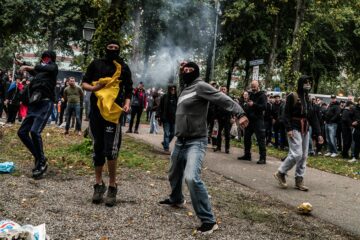 Arrests after far-right protesters attack police in The Hague