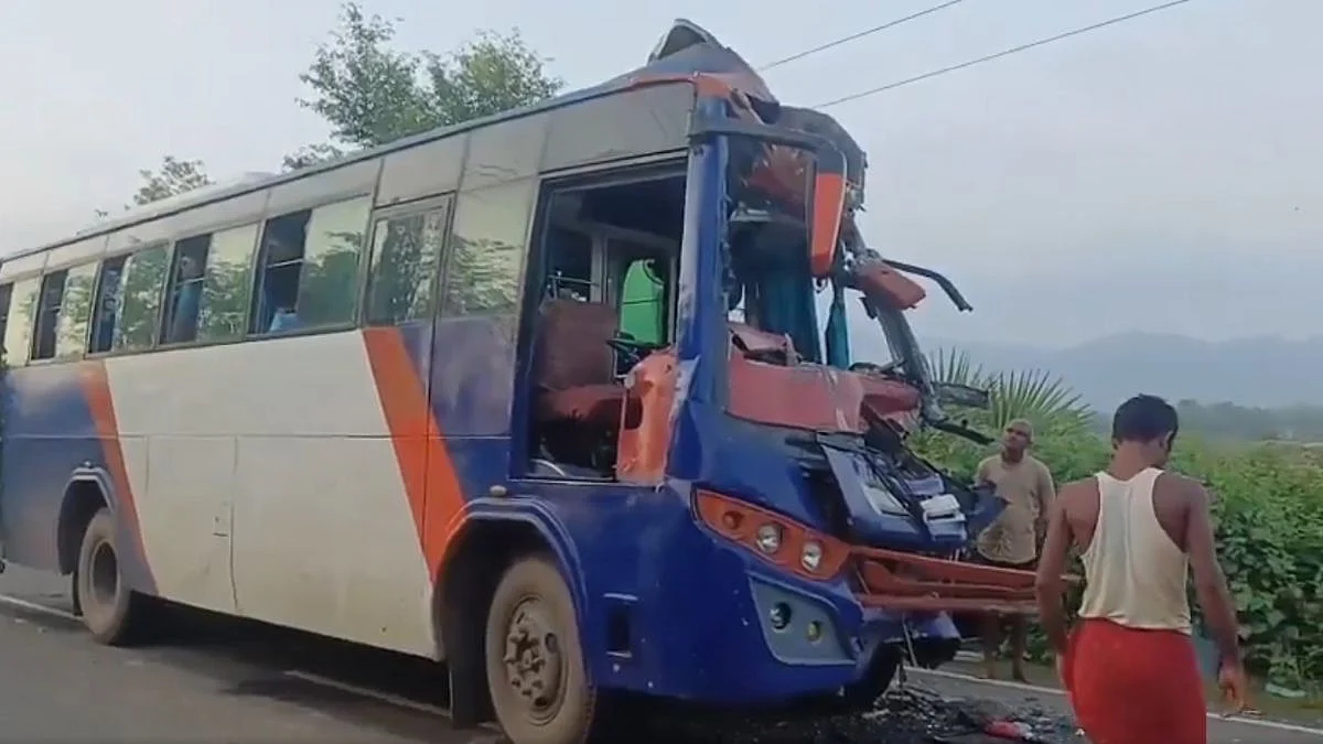 Jharkhand Bus Accident: 3 Nepalese Kanwariyas Killed, 10 Injured As Pilgrim Bus Rams Stationary Vehicle In Koderma | Video