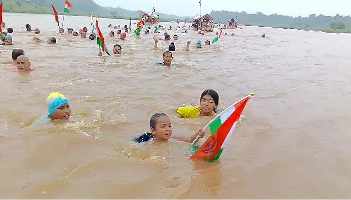 Jabalpur Residents Hold Tiranga Yatra In Swollen Narmada River; Dam Gates Could Open Any Time As Water Level Rises