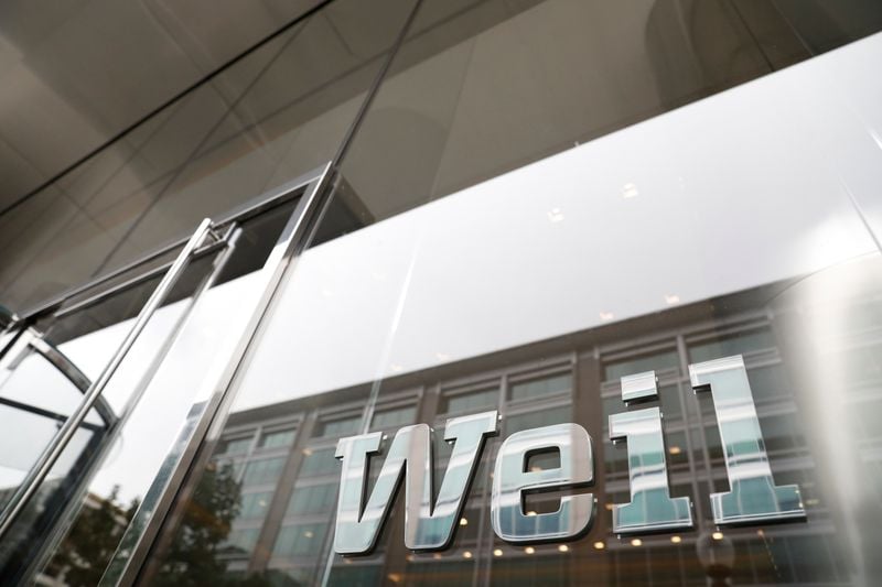 Weil, Gotshal & Manges eyes merger options after rainmakers exit, Bloomberg News reports