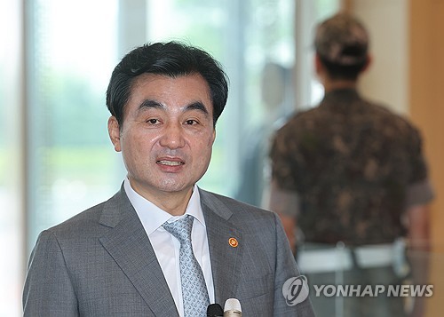 (LEAD) UNC not to proceed with plan for security brigade after talks with S. Korea: defense minister