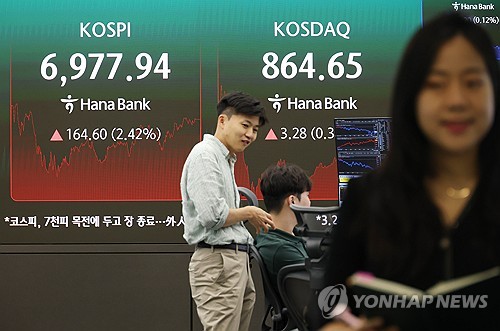 (2nd LD) Seoul shares spike for 5th straight day on chip rally