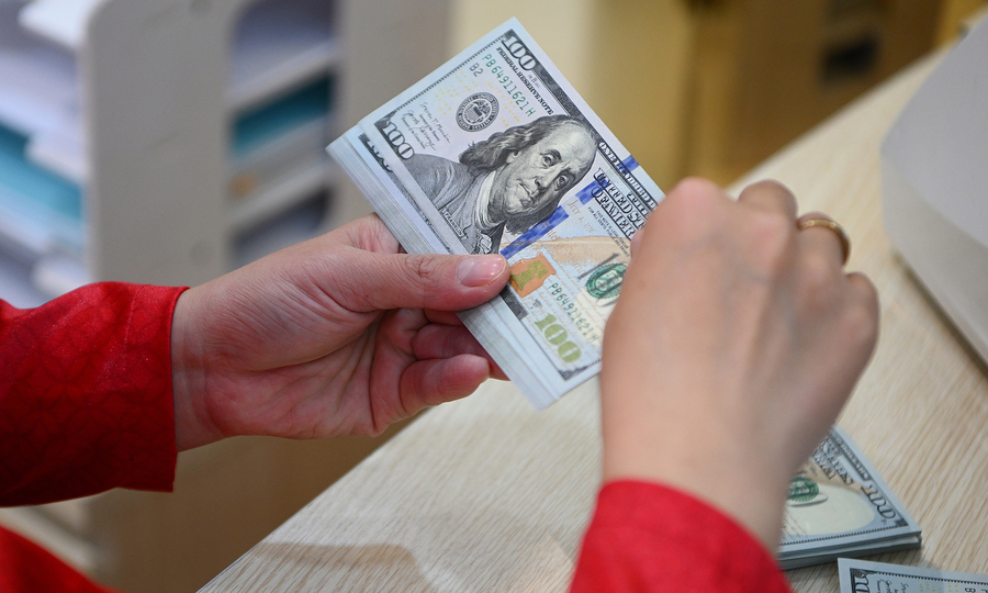 Dollar strengthens against dong