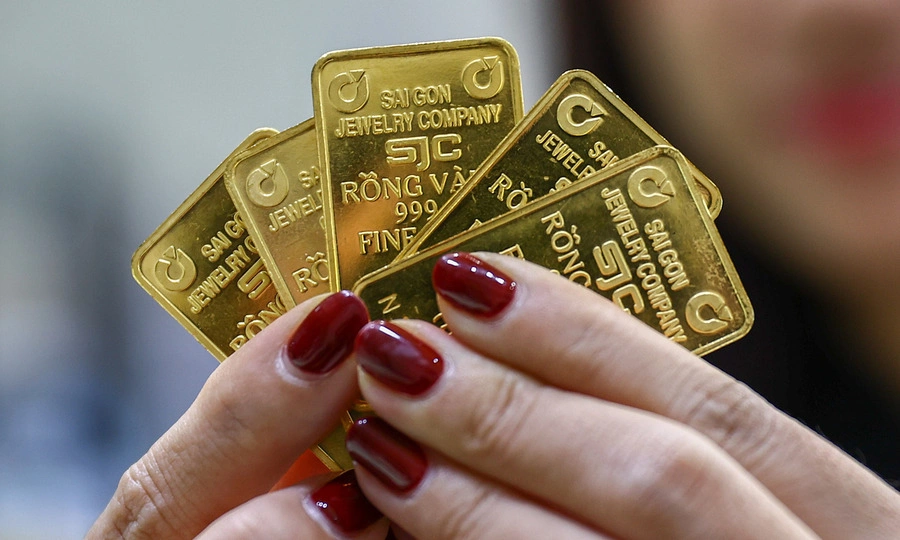 Gold prices slip