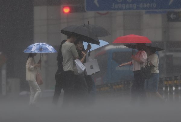 Heavy Rain Expected over Holiday Weekend along South Coast, on Jeju