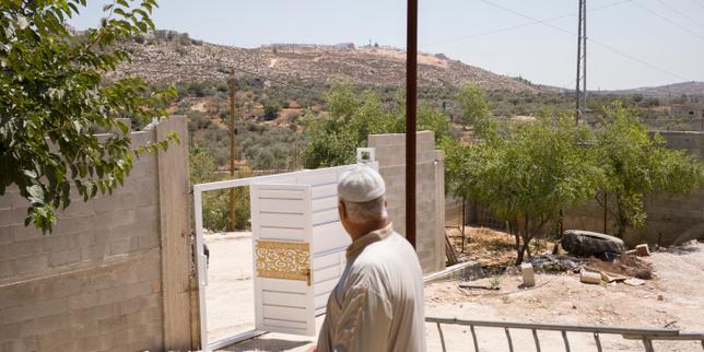 West Bank settlers besieging Palestinian homes hand Israel's army a humiliation
