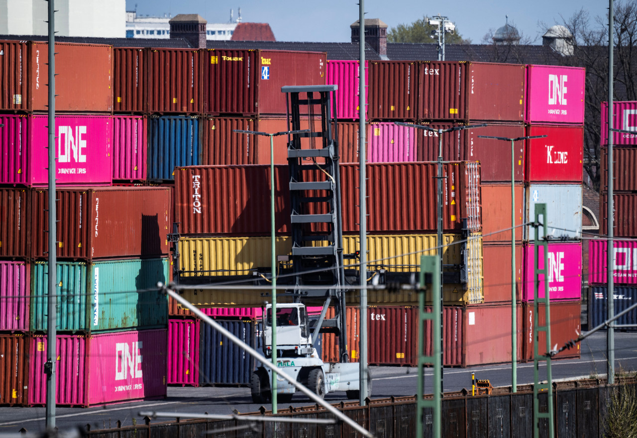 Eurozone Swings to Trade Surplus in June