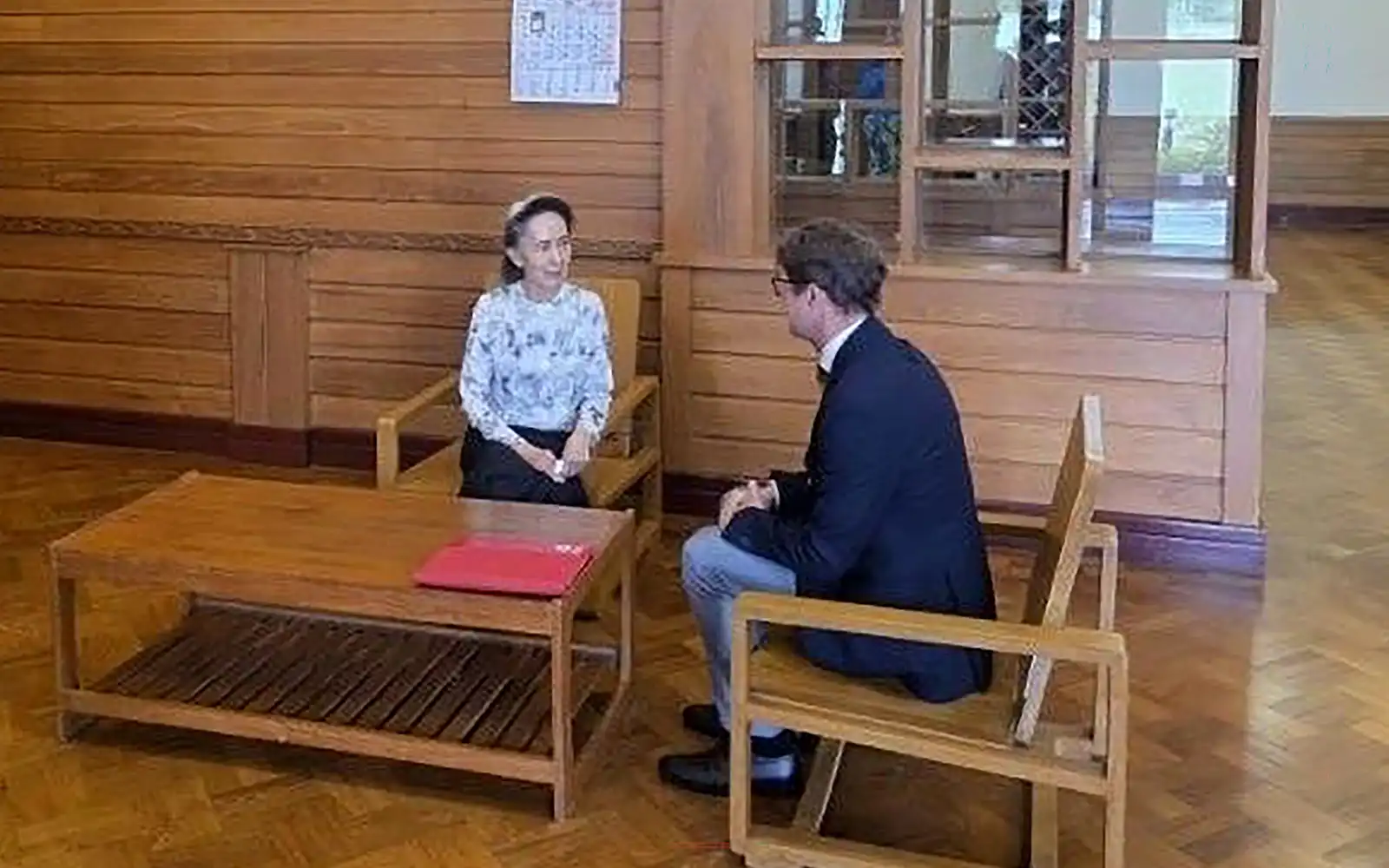 Aung San Suu Kyi dalam kemunculan pertama temui pegawai Palang Merah