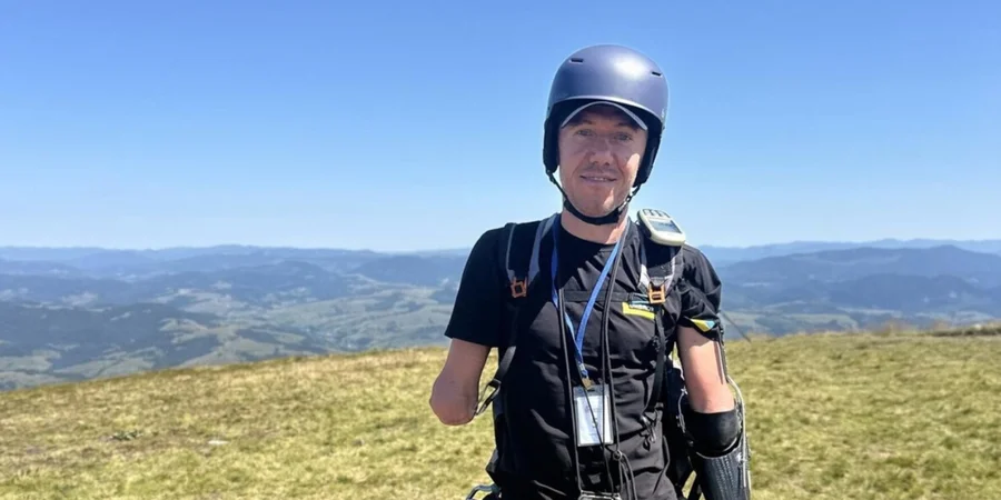 Ukrainian veteran who lost all four limbs takes first paragliding flight