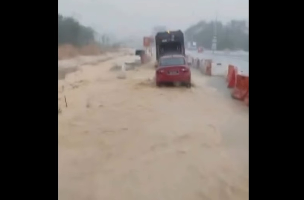 Flash floods hit parts of Puncak Alam after hour-long downpour (VIDEO)