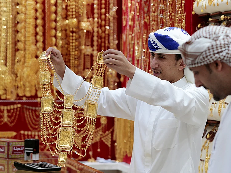 Dubai gold prices edge higher as global rally loses momentum