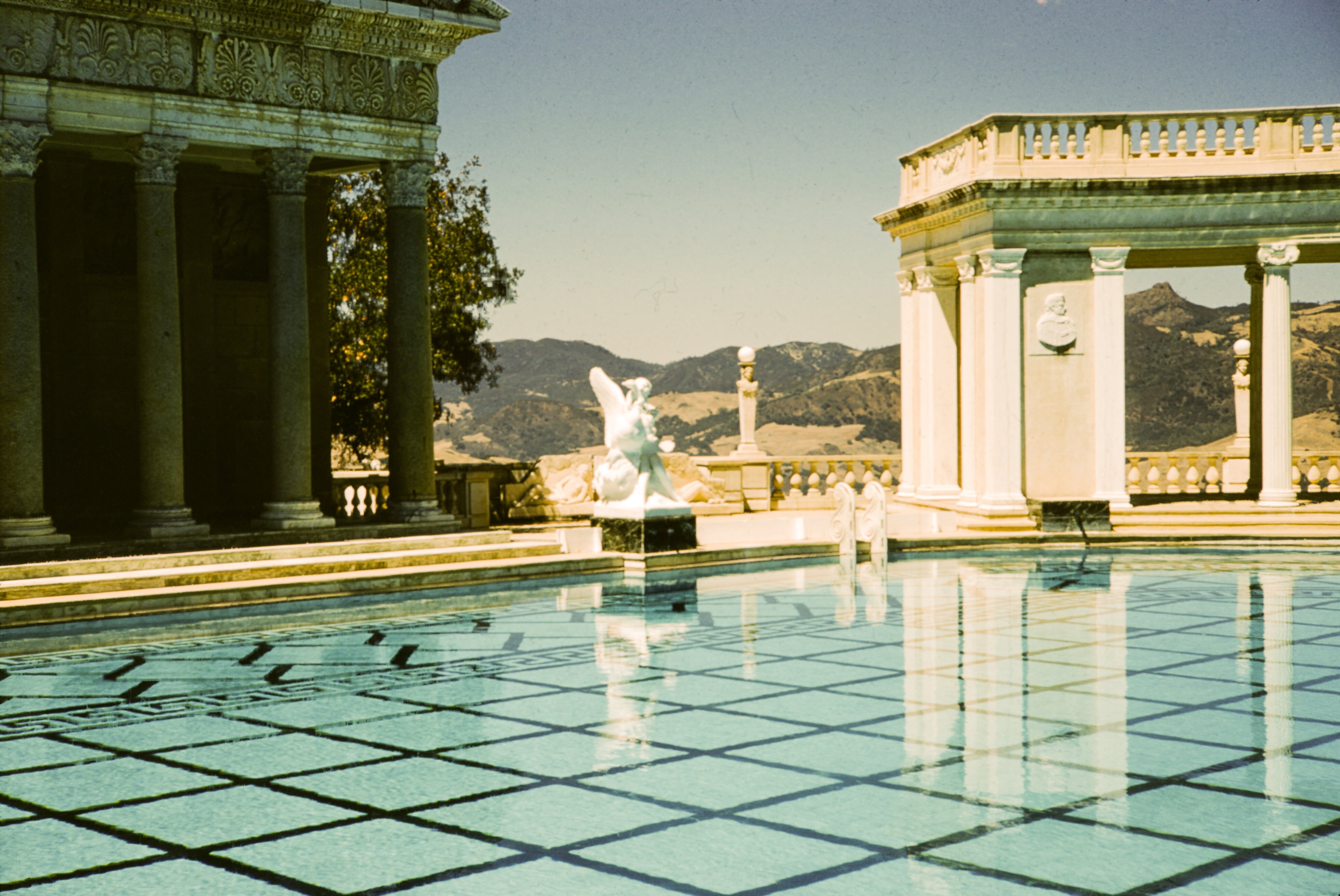 From Windsor to Marbella, in the shape of a cat or in the middle of a stadium: 30 of the most spectacular pools in the world