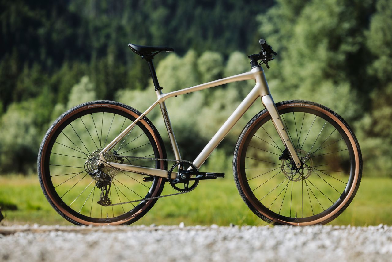 Merida's popular flat-bar hybrid Speeder "goes gravel" with greater versatility and wider tyres clearances