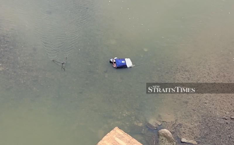 Tour boat operator discovers decomposing body in suitcase in Sg Perak