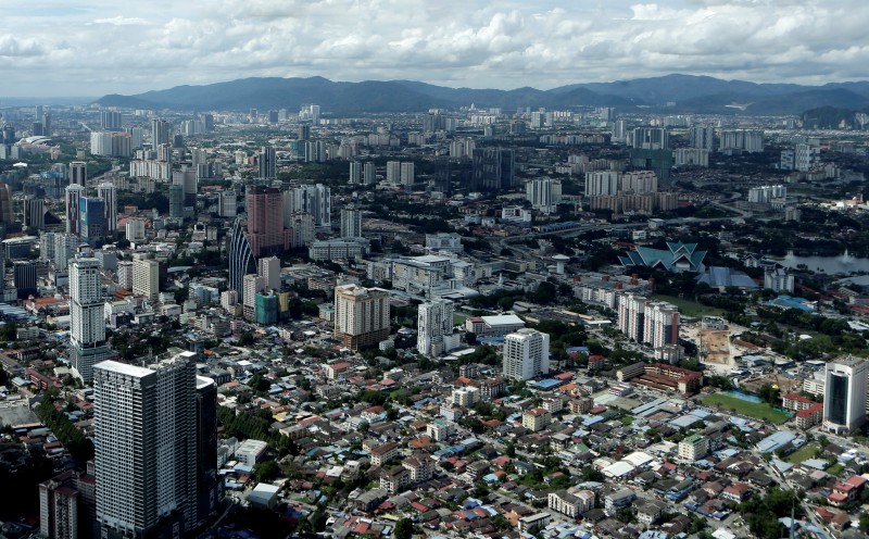 Investment banks maintain positive 2026 GDP growth forecasts of 4.8-5.4 pct