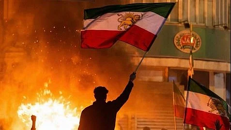 Iran Deploys 420,000-Strong Army Along Borders Amid Possible US Ground Invasion