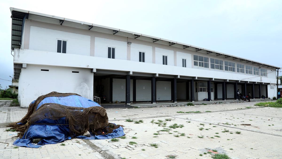 Shopping complex in Kerala’s Neendakara harbour left to rot